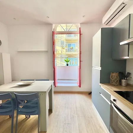 아파트 'red' Modern 1br Near Promenade 그지라