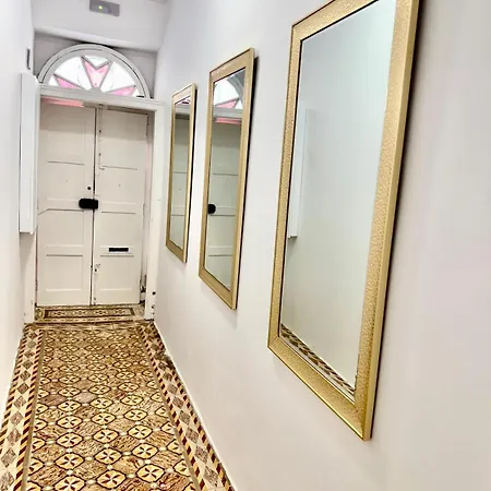 'red' Modern 1br Near Promenade 아파트 그지라